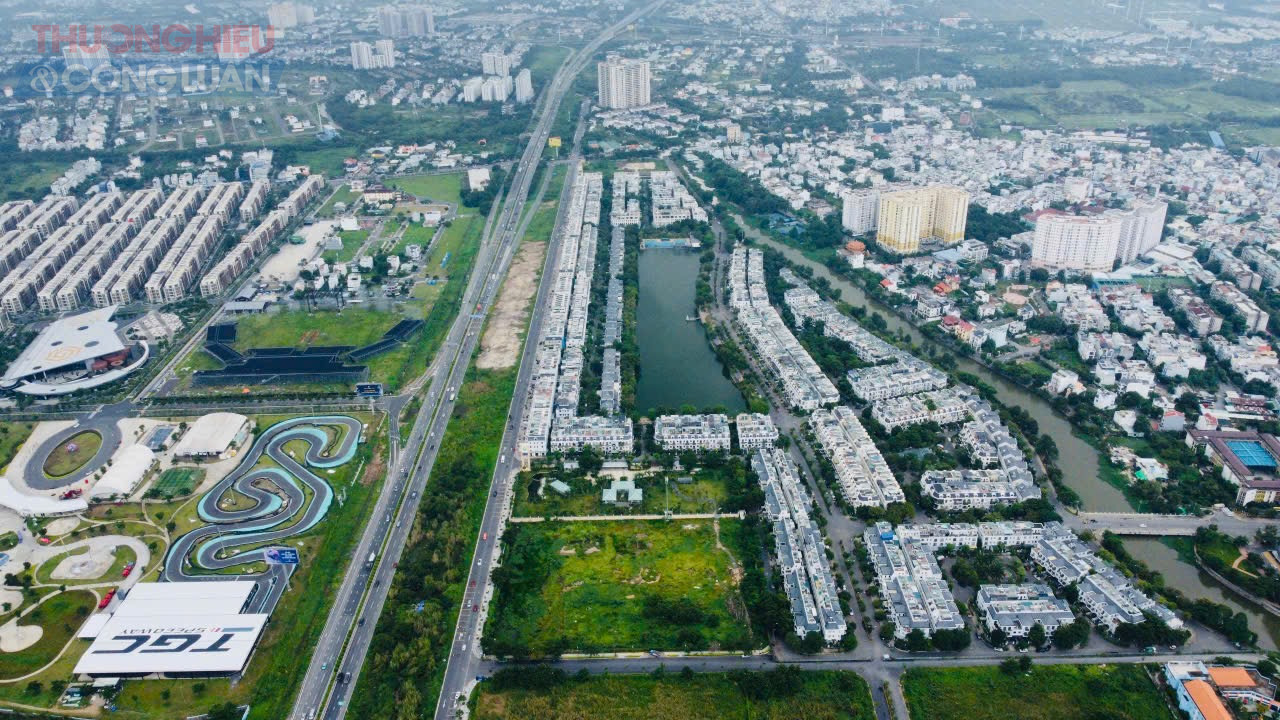 Mặt bằng giá có tăng sau sáp nhập là điều kiện để doanh nghiệp bung hàng, song song đó cũng cần có chính sách phù hợp để kích cầu đầu tư dịp cuối năm