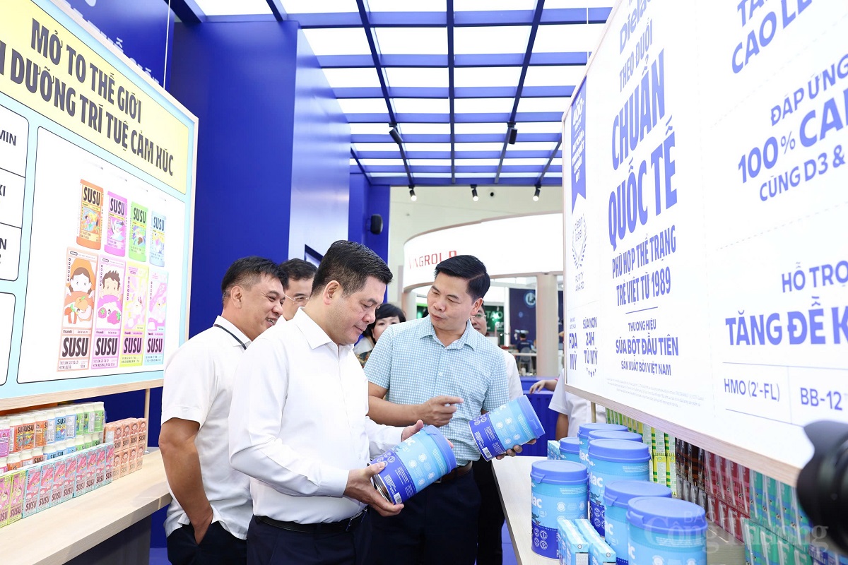 Bộ trưởng Bộ Công Thương Nguyễn Hồng Diên tham quan và kiểm tra gian hàng Vinamilk tại khu trưng bày (Ảnh: Nam Nguyễn).