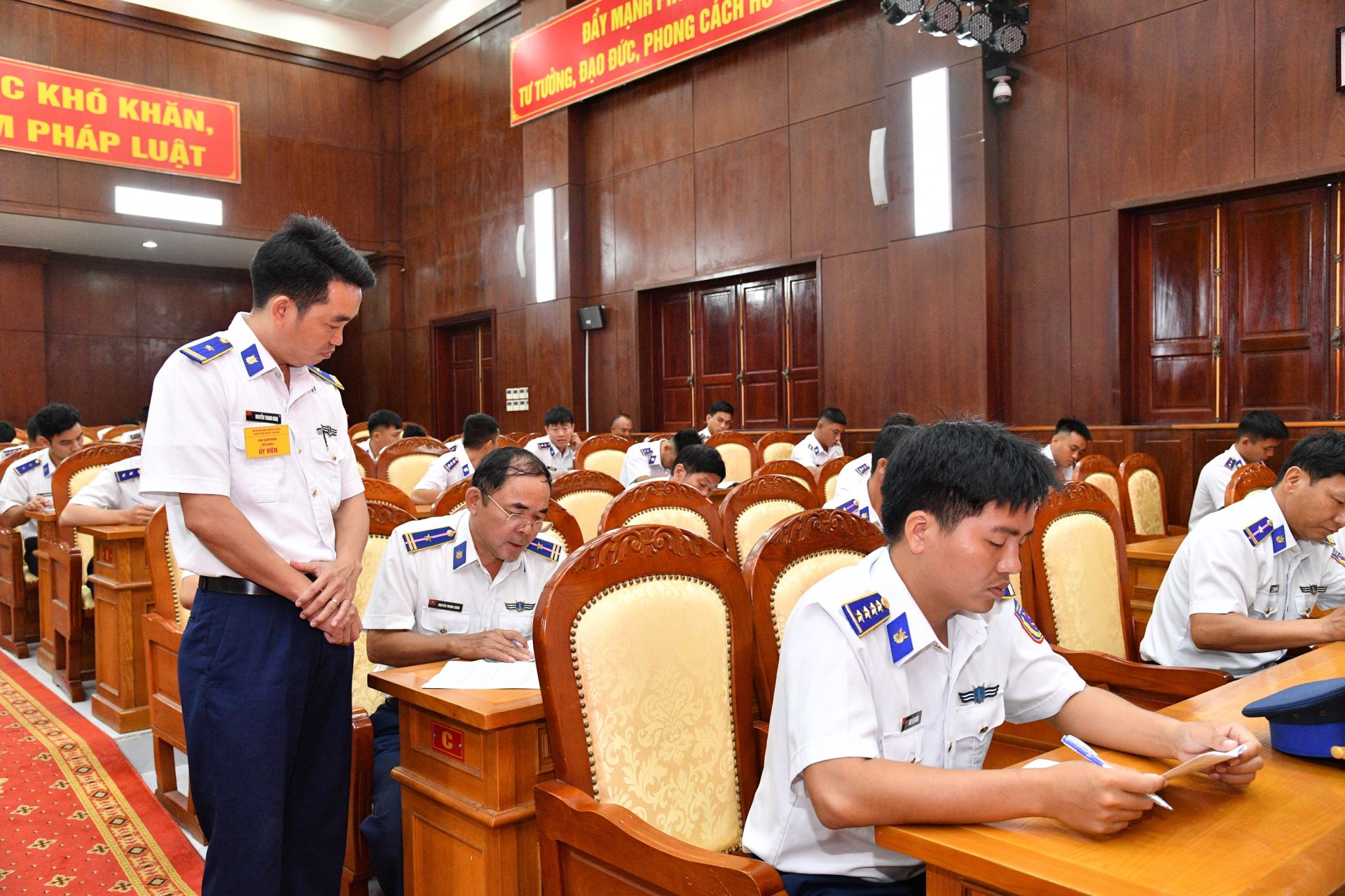 Các thí sinh tham gia thi nhận thức chính trị