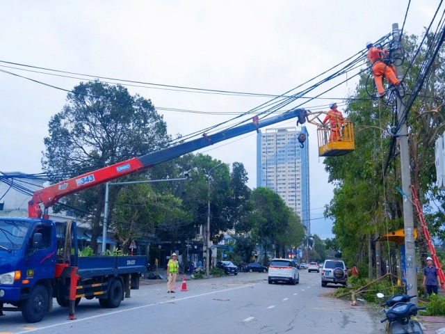 Điện lực Nghệ An nỗ lực khôi phục lưới điện sau bão số 5 Kajiki