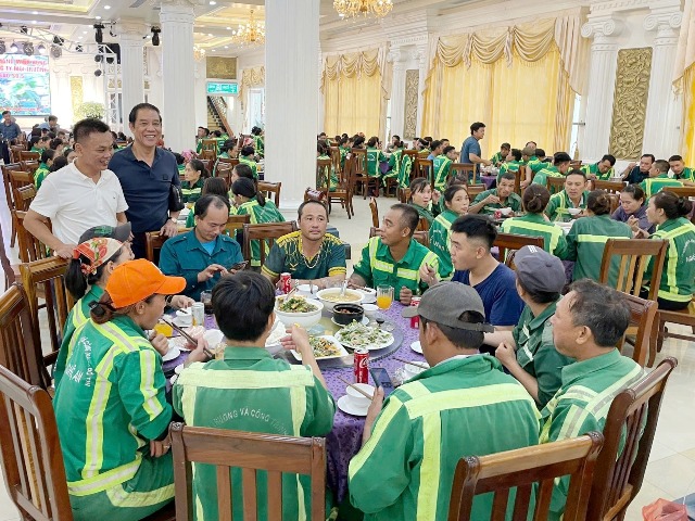 Bữa cơm nghĩa tình sau bão ở một nhà hàng tiệc cưới Nghệ An