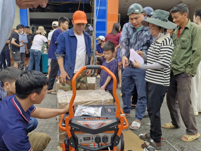 Nhân viên khởi động máy thử để bàn giao cho khách.