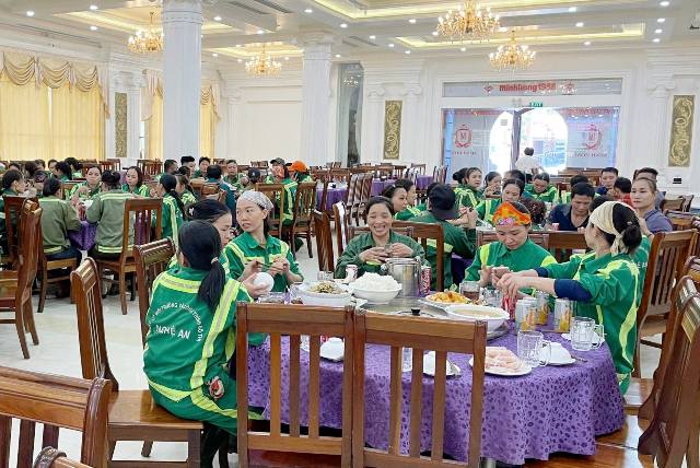 Nhiều người bày tỏ sự trân trọng trước tấm lòng của vợ chồng ông Hồng dành cho những lao động thầm lặng.