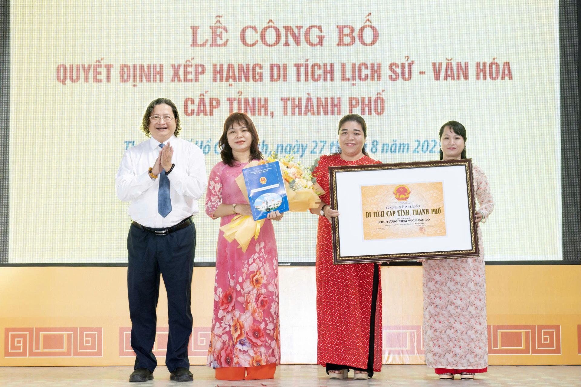 Ông Nguyễn Minh Nhựt, Phó Giám đốc Sở Văn hóa và Thể thao TP. HCM trao quyết định xếp hạng di tích lịch sử - văn hóa cấp thành phố tại lễ công bố Ông Nguyễn Minh Nhựt, Phó Giám đốc Sở Văn hóa và Thể thao TP. HCM trao quyết định xếp hạng di tích lịch sử - văn hóa cấp thành phố tại lễ công bố