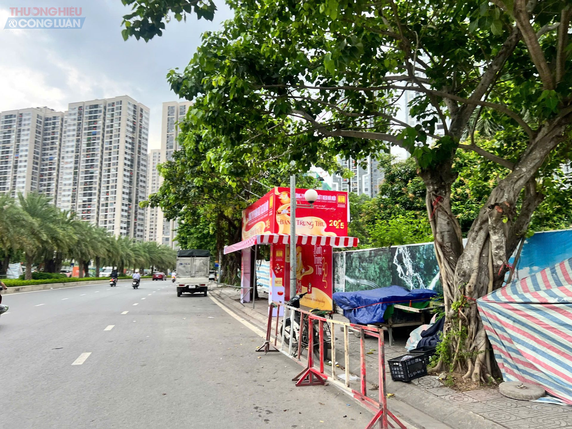 Một Ki ốt bánh trung thu của Công ty Bánh mứt kẹo Hà Nội được dựng lên nhưng chưa có nhân viên bày bán sản phẩm tại KĐT Gleximco A, An Khánh, Hà Nội