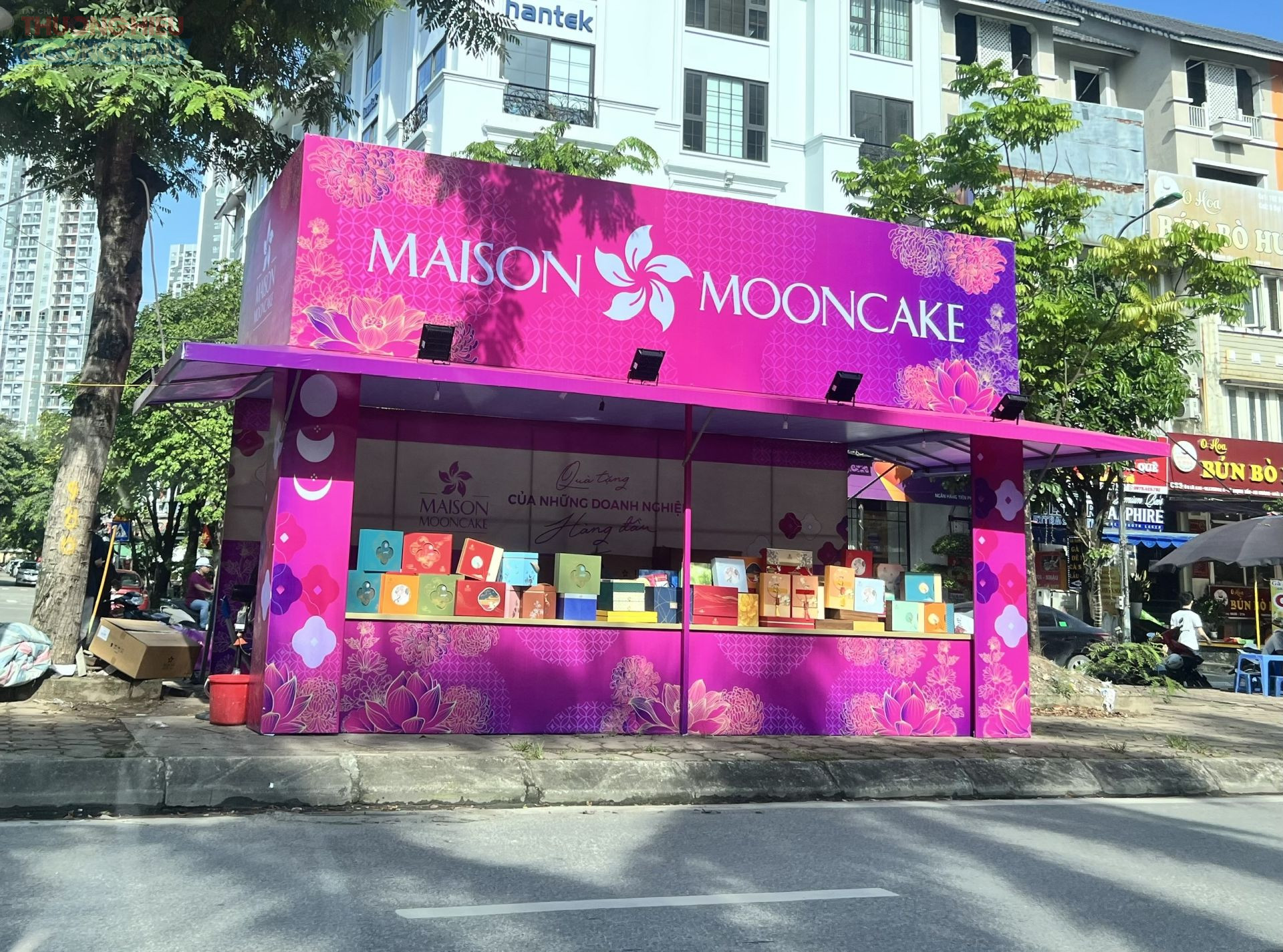 Những Ki ốt bánh trung thu của nhiều thương hiệu lớn được bày bán sớm tại đường Hoàng Tùng, KĐT 2 bên đường Lê Trọng Tấn, An Khánh, Hà Nội