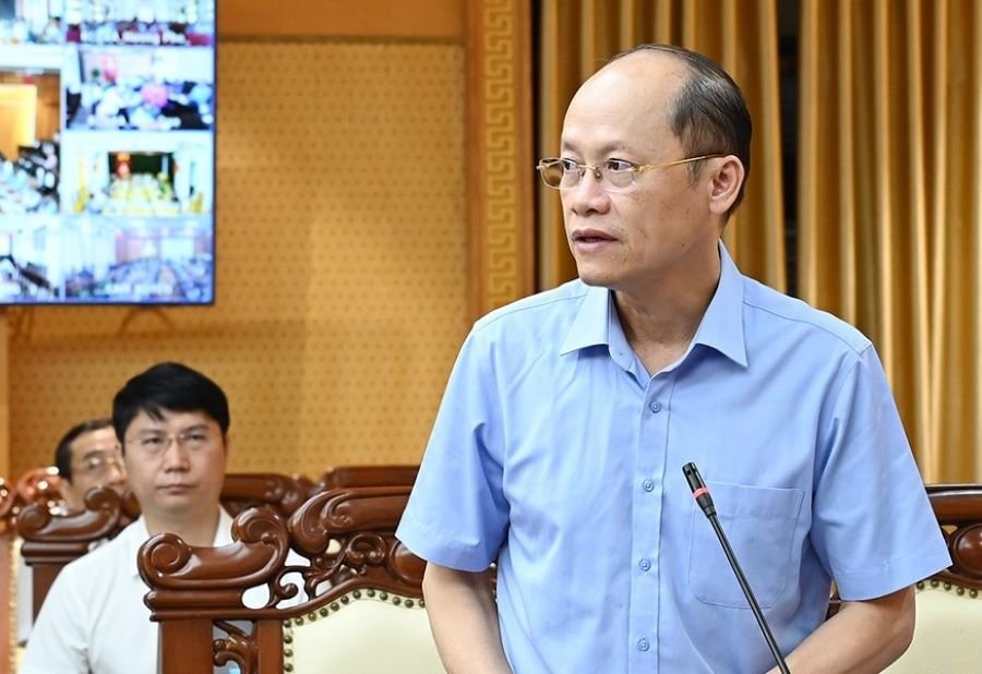 Phó Chủ tịch Thường trực UBND tỉnh Hà Tĩnh Nguyễn Hồng Lĩnh báo cáo tại cuộc họp.