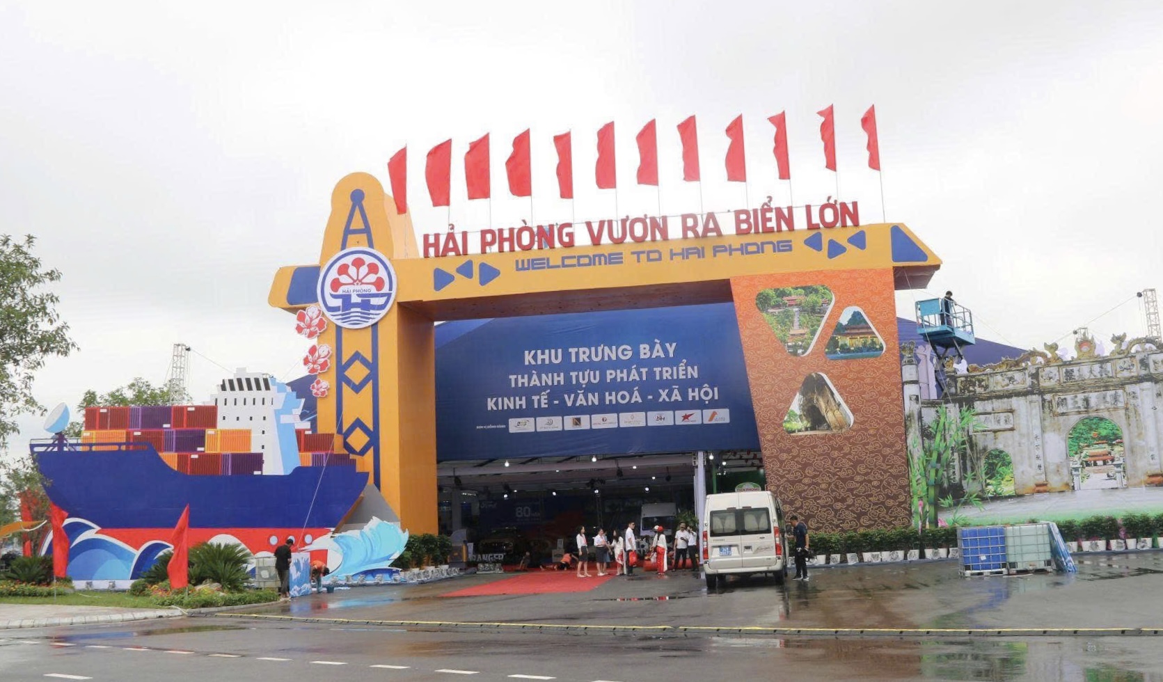 Khu vực trưng bày ngoài trời với không gian gần 10.000m2 và sự tham gia của 80 gian hàng tiêu biểu đại diện cho thế mạnh về phát triển kinh tế của Hải Phòng trên các lĩnh vực.