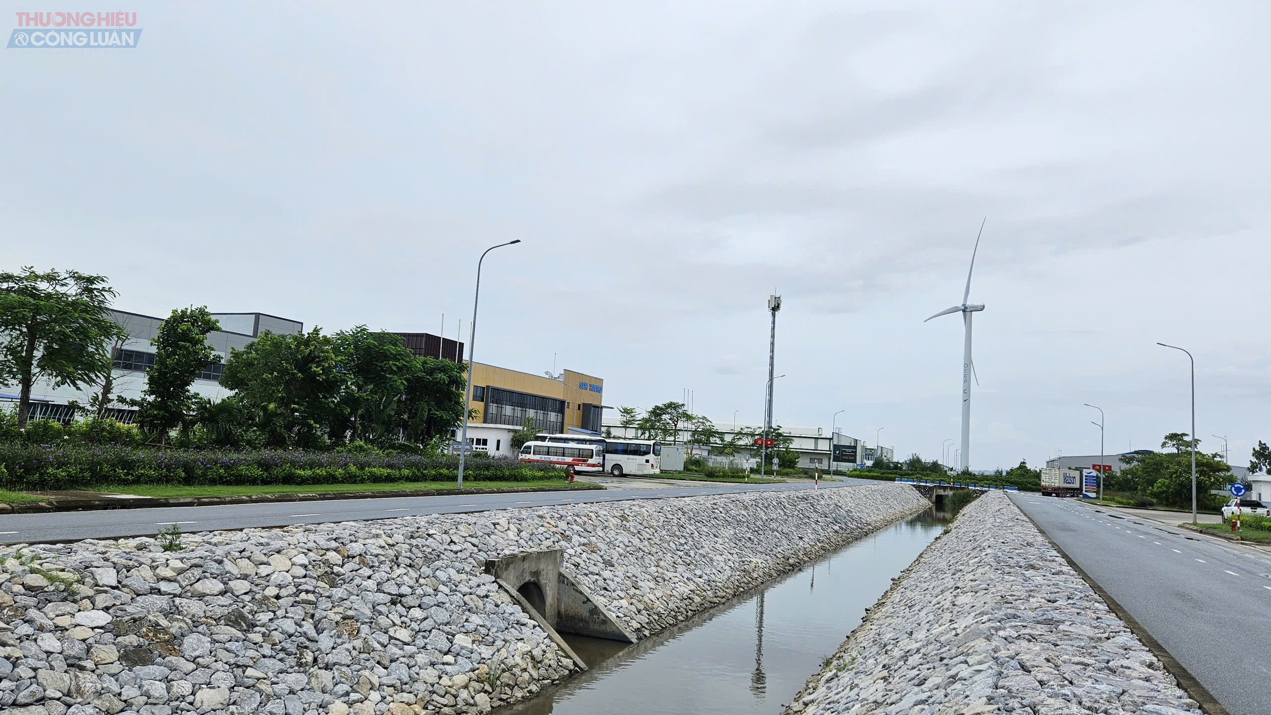 Điện từ pin mặt trời và tuabin gió được đưa vào lưới điện nội bộ của DEEP C, giúp đa dạng hóa nguồn cung cấp. Điện từ pin mặt trời và tuabin gió được đưa vào lưới điện nội bộ của DEEP C, giúp đa dạng hóa nguồn cung cấp.