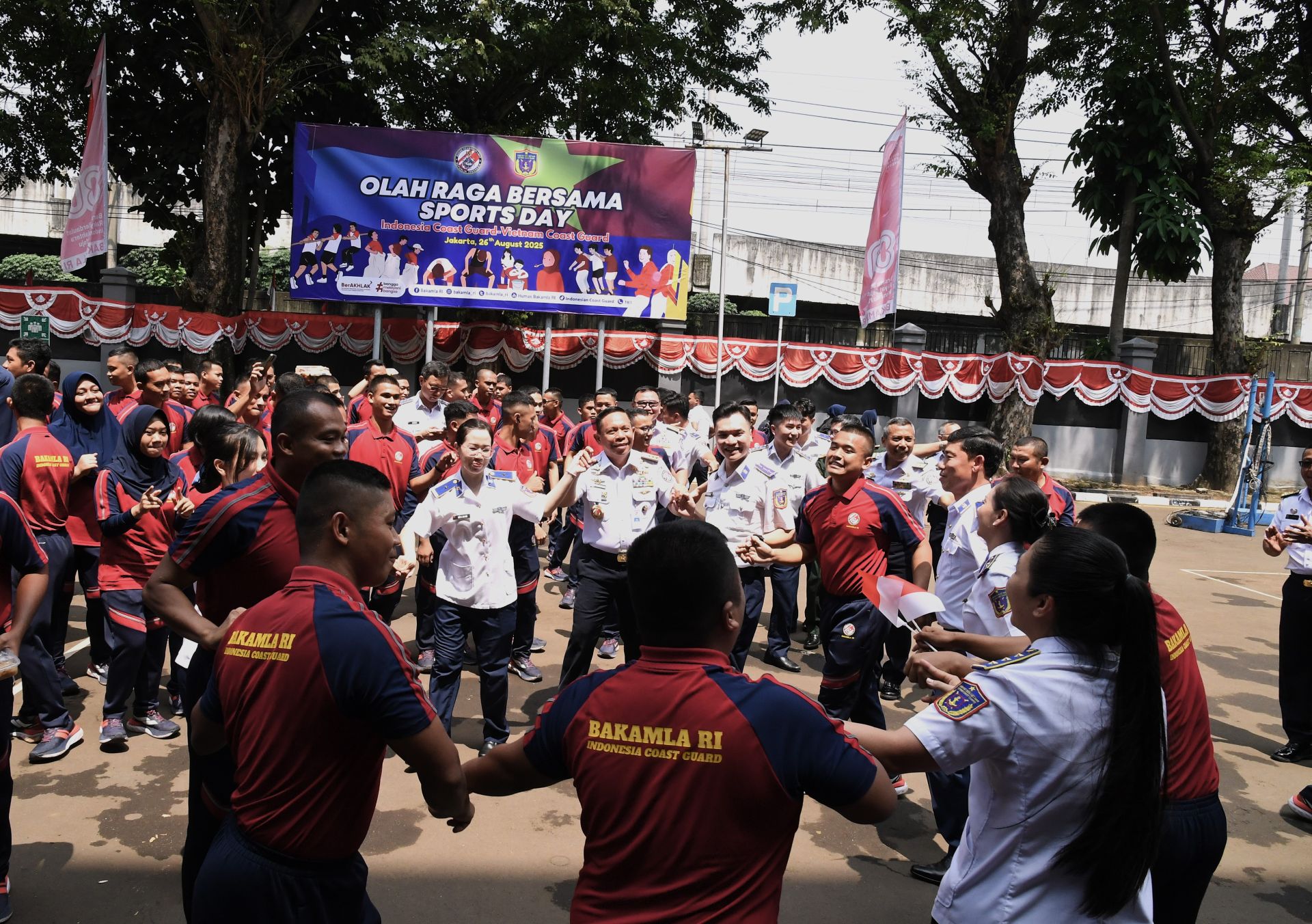 Cán bộ, chiến sĩ Cảnh sát biển Việt Nam giao lưu các văn hóa, văn nghệ và các trò trò chơi truyền thống cùng cán bộ, nhân viên Cảnh sát biển Indonesia