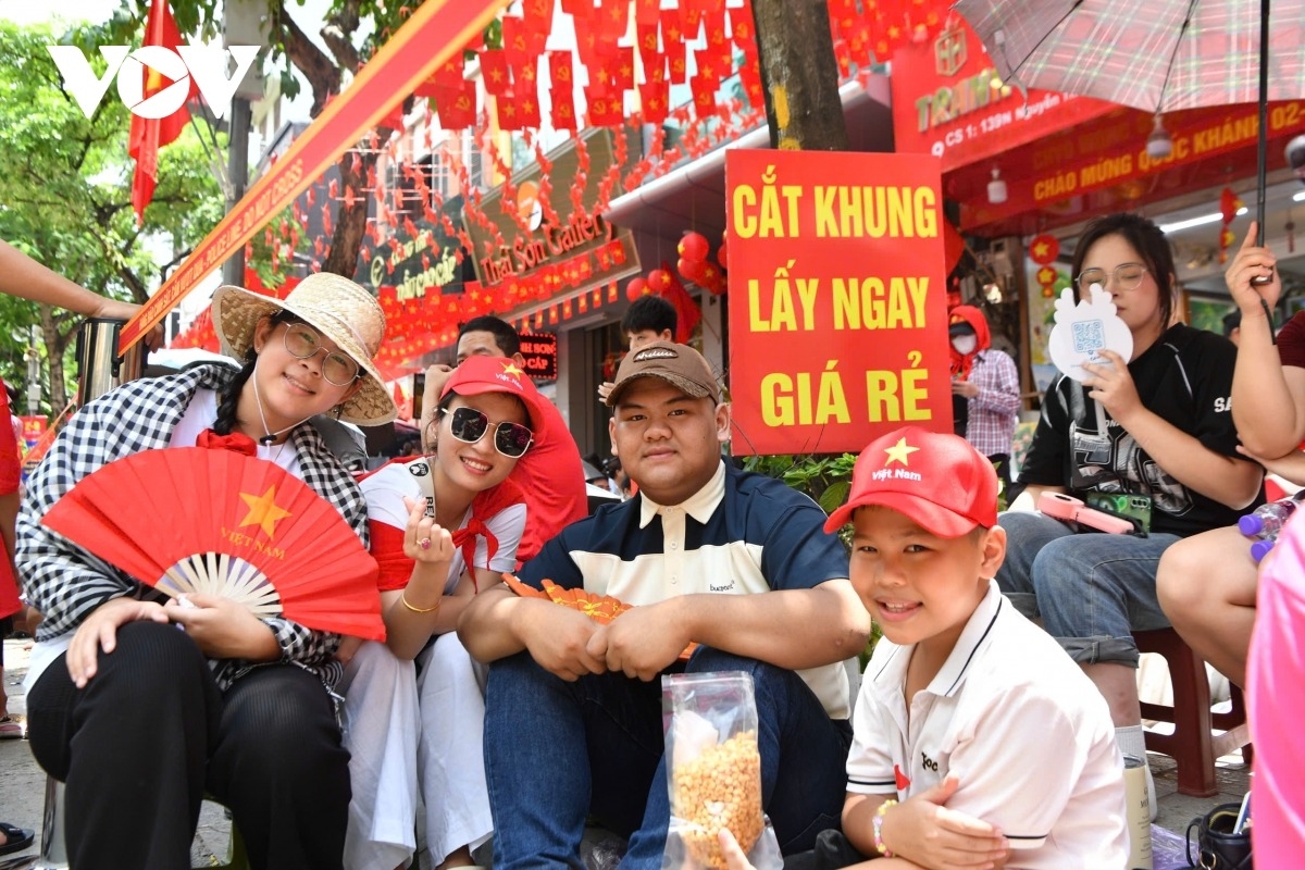 Kỷ niệm 80 năm Cách mạng Tháng Tám thành công và Quốc khánh 2/9, khắp mọi miền Tổ quốc rực rỡ cờ đỏ sao vàng.