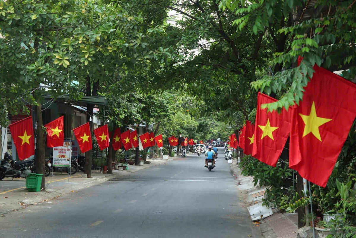 Nhắc đến quốc kỳ, chúng ta không thể không nhớ tới những trang sử nhuộm đỏ máu anh hùng.