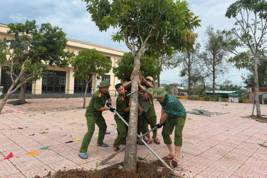 Công an xã Nghi Xuân hỗ trợ các trường học trên địa bàn khắc phục sau bão.