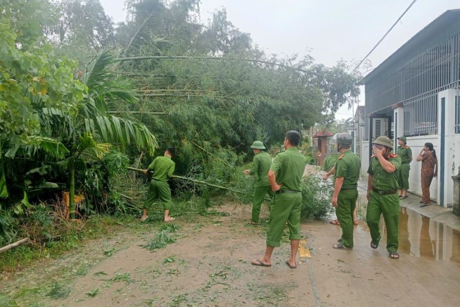 Công an xã Đức Quang hỗ trợ người dân khắc phục hậu quả sau bão số 5.