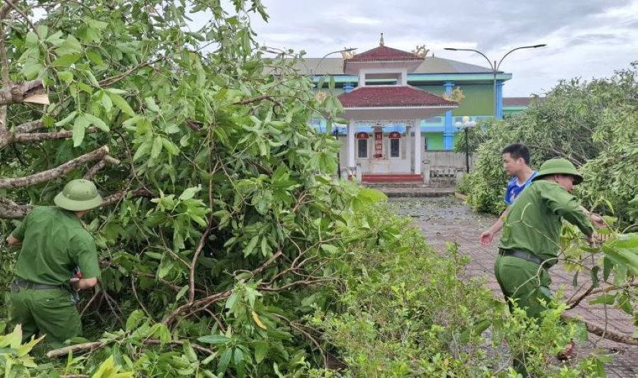 Công an xã Việt Xuyên dọn dẹp tại đài tưởng niệm Anh hùng liệt sỹ.