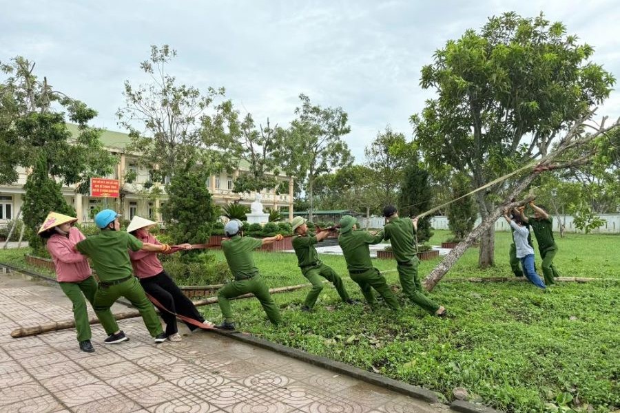 Công an xã Toàn Lưu cùng người dân dồn lực kéo, trồng lại cây bị đổ.