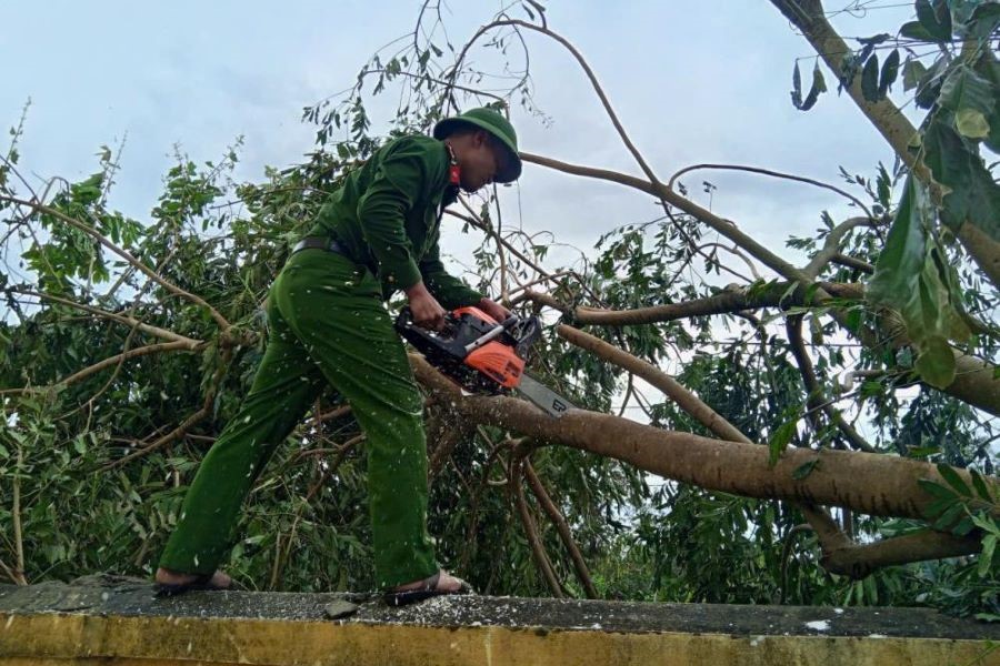 Công an xã Đông Kinh chung tay cùng giáo viên và phụ huynh khắc phục hậu quả tại các trường học trên địa bàn.