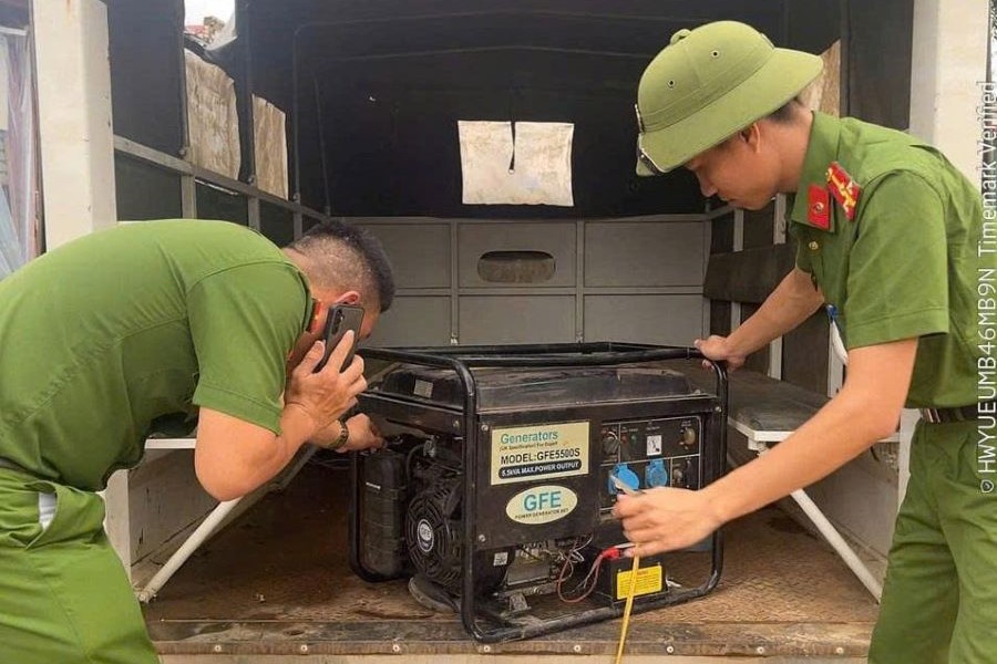 Công an xã Kỳ Thượng mang máy phát điện đến từng hộ gặp khó khăn, bơm nước, xạc điện thoại, các thiết bị tích điện nhằm cải thiện bước đầu nhu cầu sinh hoạt, liên lạc cho bà con.