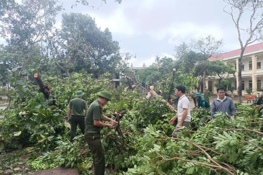 Các chiến sĩ, cán bộ công an Hà Tĩnh giúp các trường học khắc phục hậu quả sau bão.