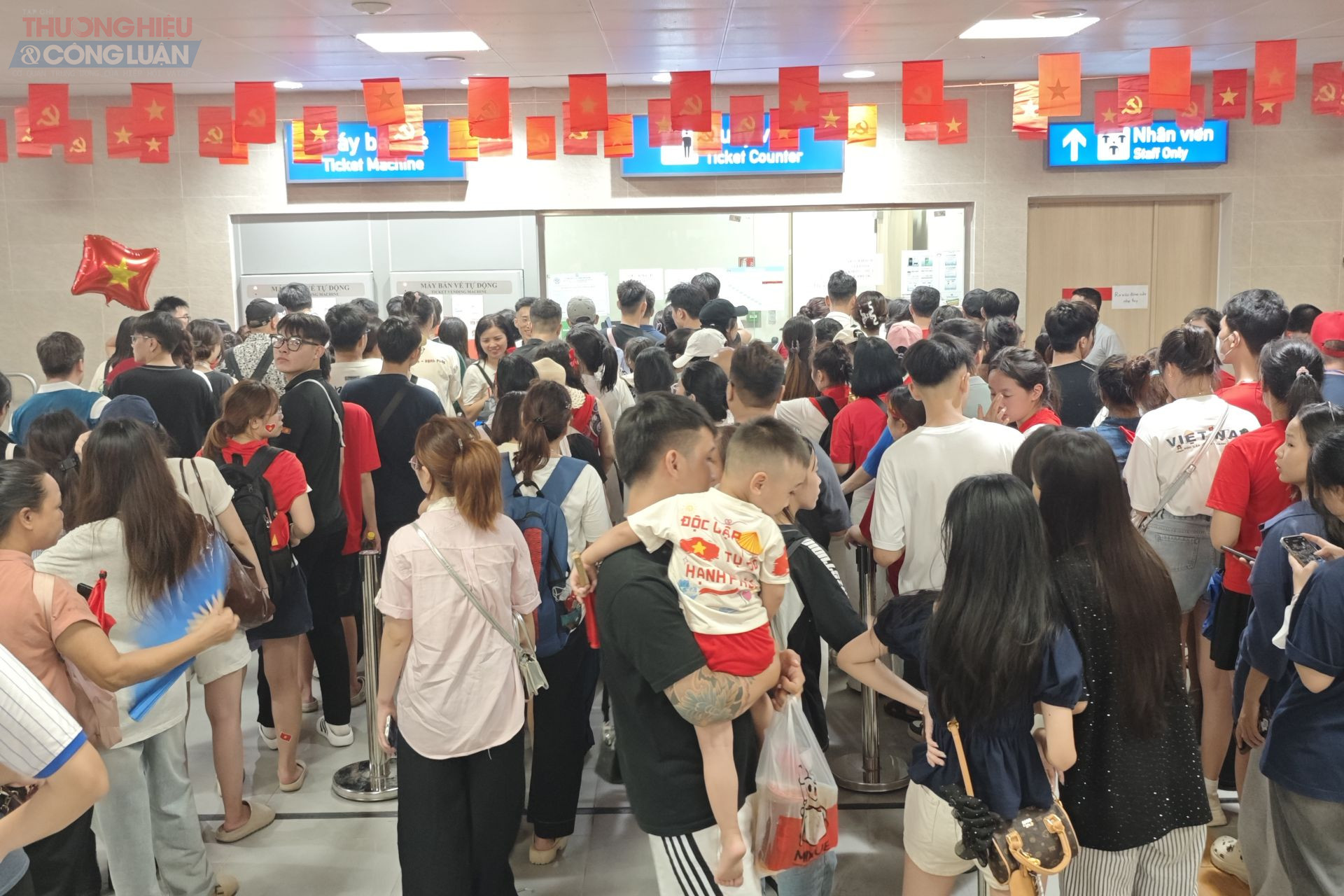 Không chỉ người lớn, các em nhỏ cũng háo hức, xếp hàng ngay ngắn khi ra khỏi khu vực kiểm soát vé tại ga Cát Linh.