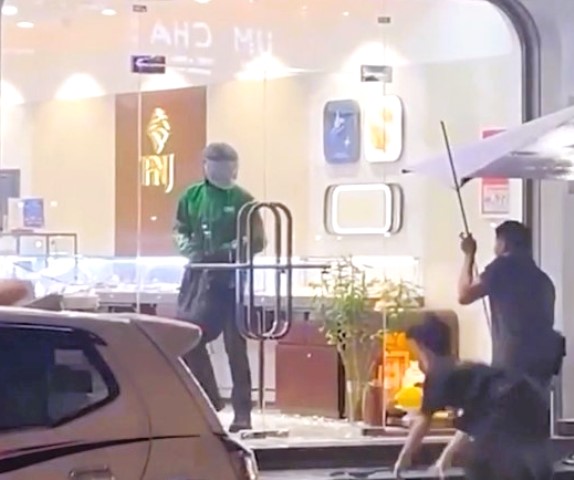 Nam thanh niên táo tợn đập kính cướp vàng giữa phố đông người ở TP. Đà Nẵng.