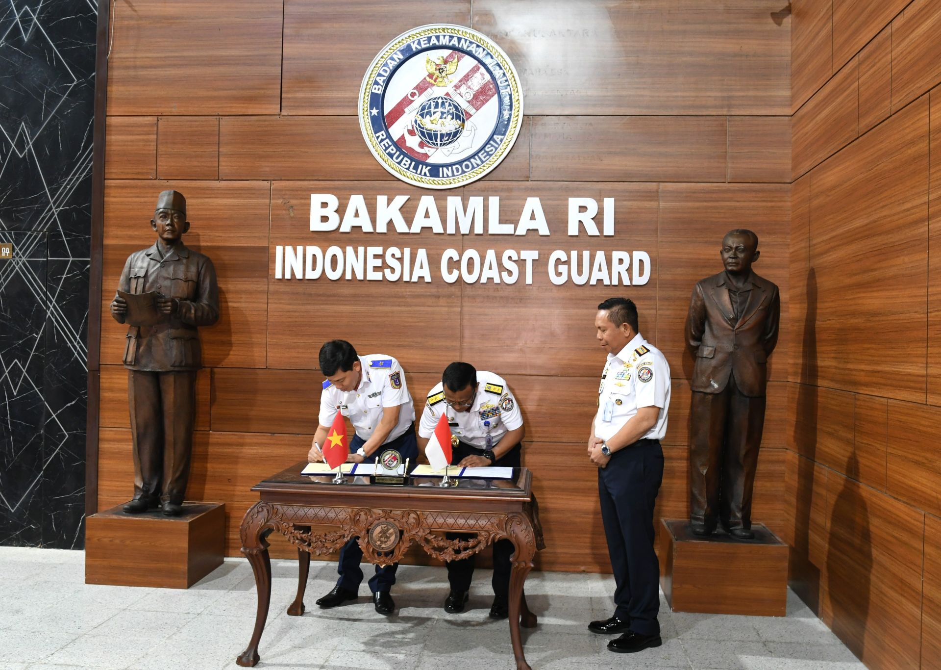 Đại diện hai lực lượng Cảnh sát biển Việt Nam và Cảnh sát biển Indonesia ký kết bản ghi nhớ họp tác song phương