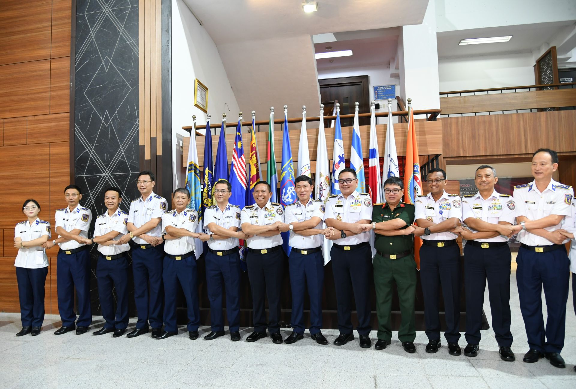 Đại diện lãnh đạo hai lực lượng chụp ảnh lưu niệm