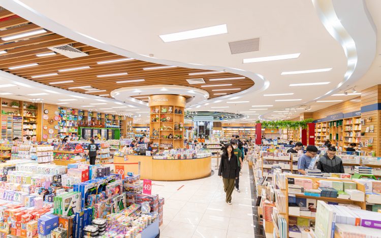 Người tiêu dùng tham quan, mua sắm đồ dùng học tập cho con em mình tại Aeon Mall Hà Đông (Hà Nội). Ảnh: Tuấn Ngọc