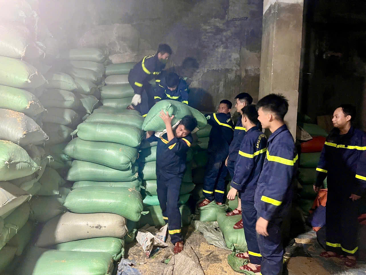 Lực lượng Cảnh sát PCCC và CNCH tổ chức di dời tài sản của Nhân dân tại khu vực bị ảnh hưởng do sự cố vỡ bờ đê kênh T2 xã Tống Sơn Lực lượng Cảnh sát PCCC và CNCH tổ chức di dời tài sản của Nhân dân tại khu vực bị ảnh hưởng do sự cố vỡ bờ đê kênh T2 xã Tống Sơn