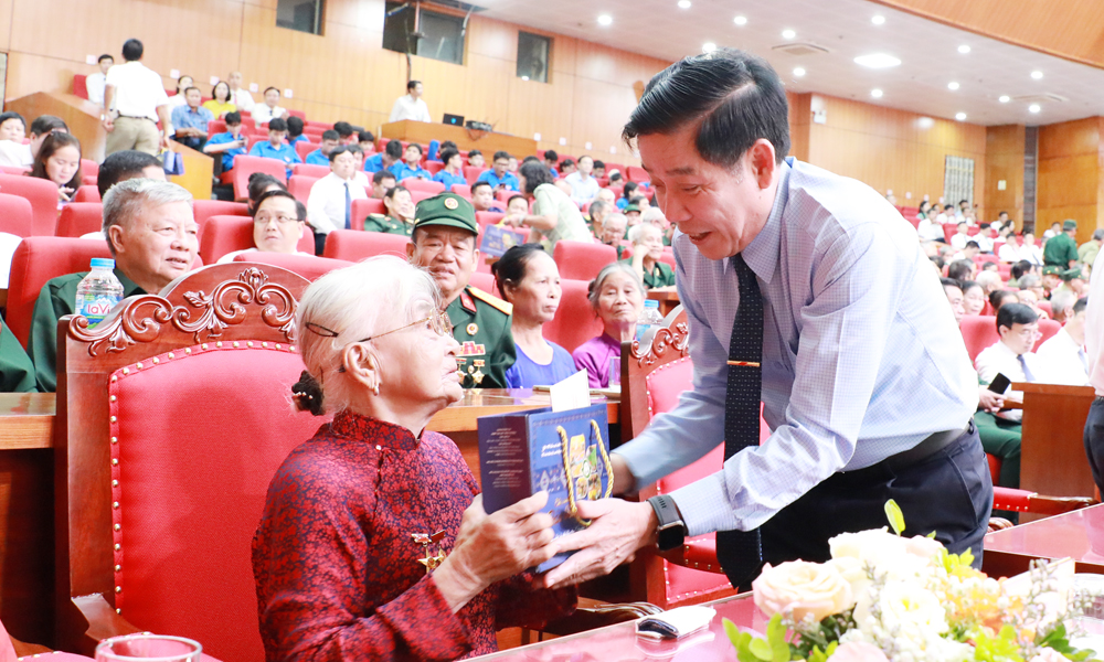 Đồng chí Nguyễn Văn Gấu - Bí thư Tỉnh ủy tặng quà Mẹ Việt Nam Anh hùng Trần Thị Căn.