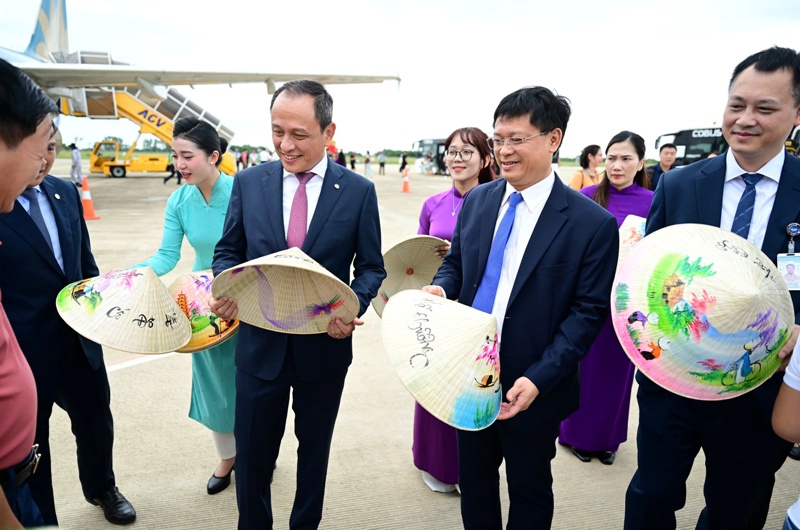 Lãnh đạo Thành phố tiếp đón khách du lịch