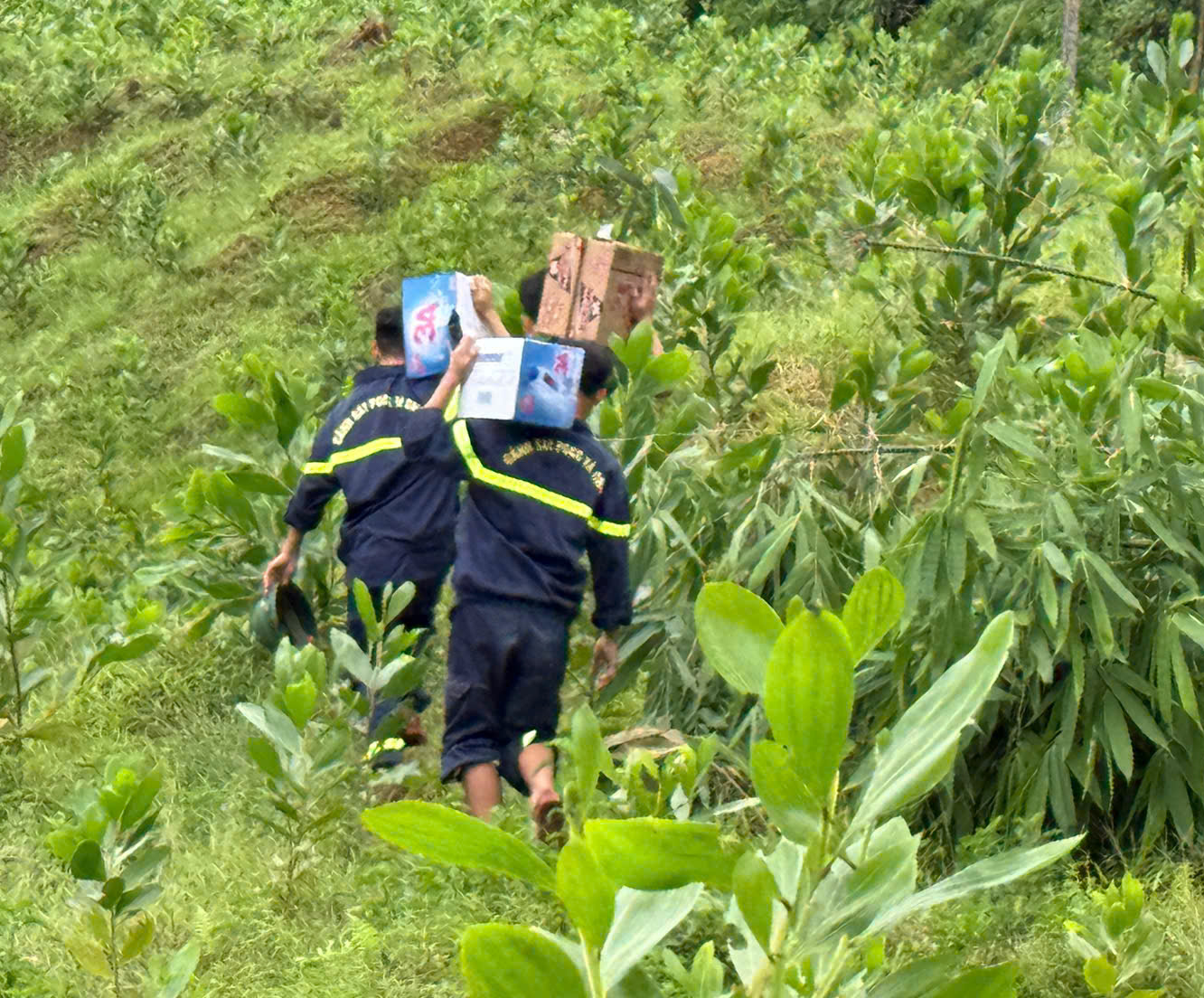 Giao thông đứt gãy, cán bộ, chiến sĩ đã đi bộ vài cây số từ trung tâm xã để vận chuyển nhu yếu phẩm thiết yếu cho bà con.