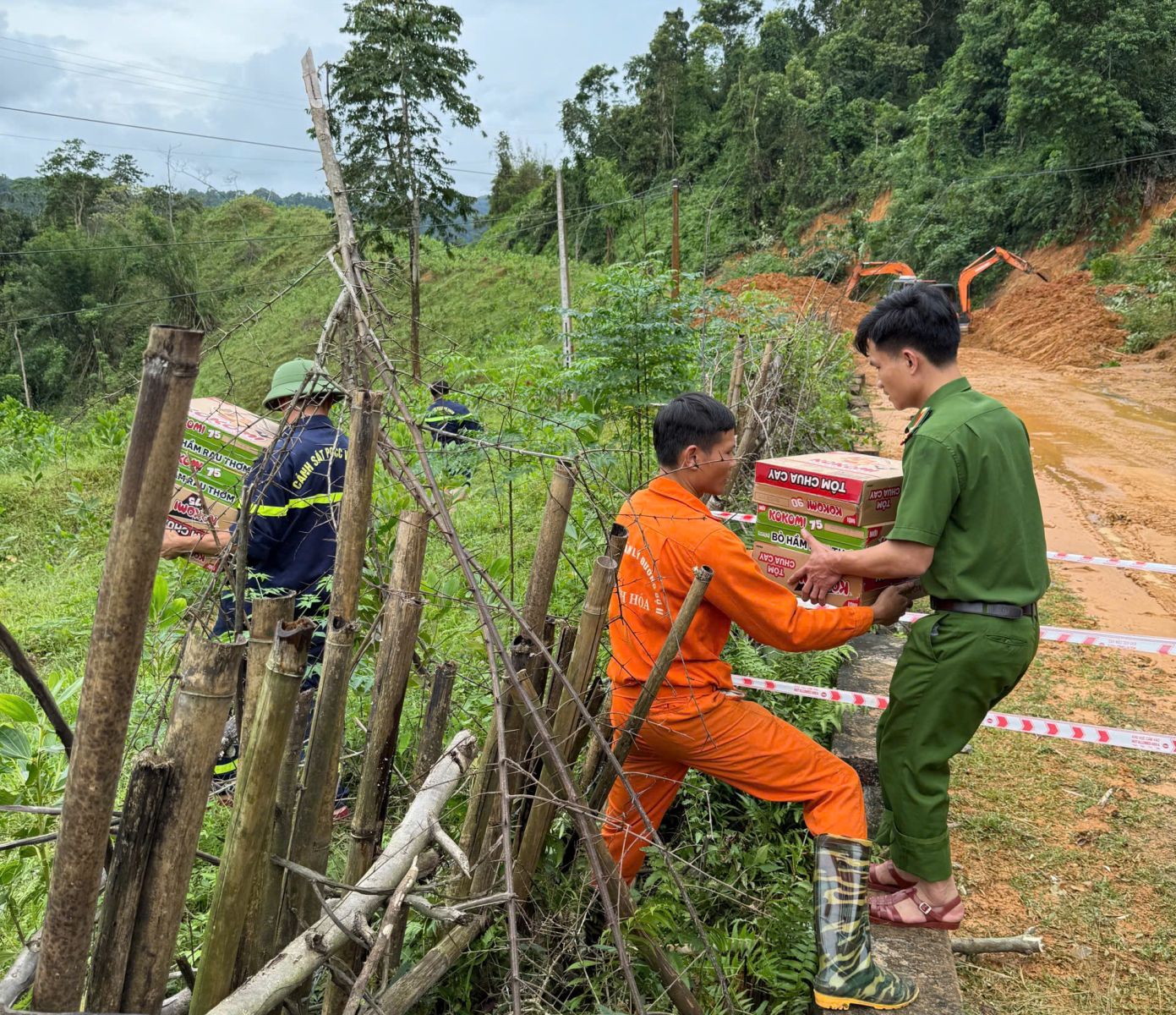 Công an Thanh Hóa cứu trợ hơn 1 tấn lương thực, thực phẩm cho người dân bị cô lập do mưa lũ