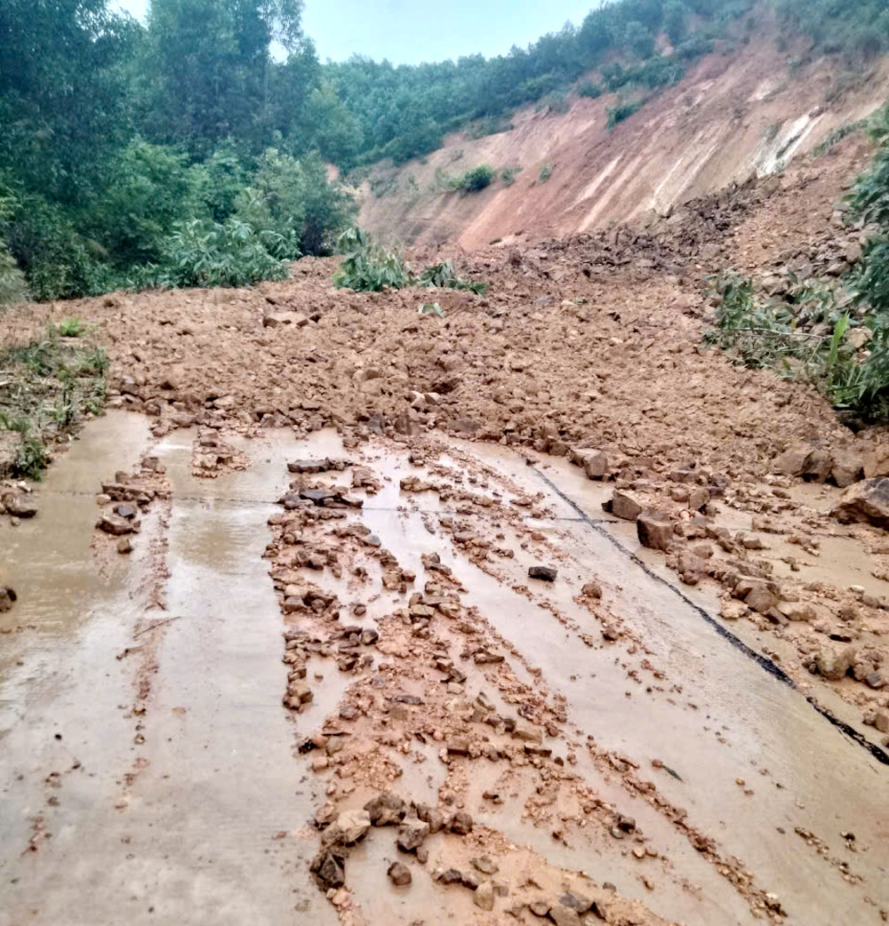 Đường giao thông từ thôn Hiệp Reo, xã Sơn Động đi xã Đại Sơn bị sạt lở.