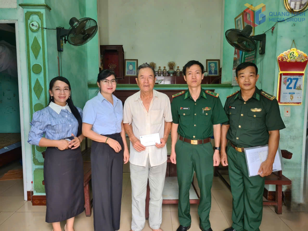 Đồn BP Cửa khẩu cảng Vạn Gia trao quà cho thương binh trên địa bàn xã.