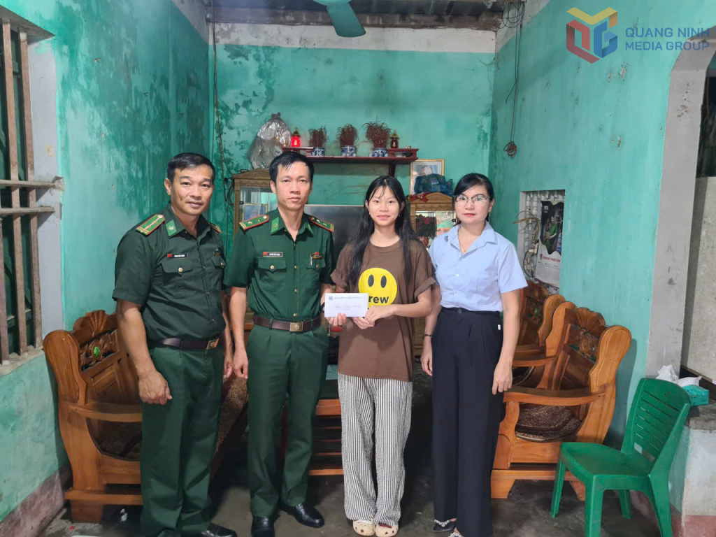 Đồn Biên phòng Cửa khẩu cảng Vạn Gia trao kinh phí hỗ trợ học sinh có hoàn cảnh khó khăn