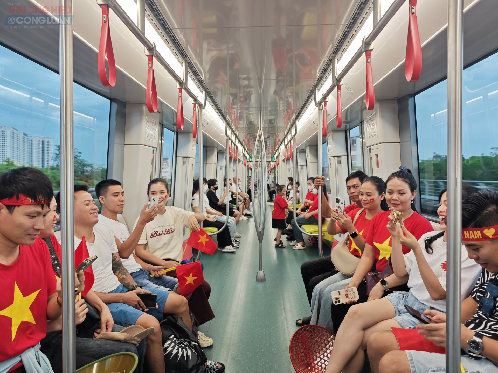 Trên những khoang tàu chật cứng, có thể bắt gặp nhiều gia đình, nhóm bạn nắm tay nhau, nói cười rộn rã. Tàu điện không chỉ là phương tiện đi lại, mà là một phần ký ức, một phần kỷ niệm của nhiều người Hà Nội về những ngày mùa thu lịch sử.