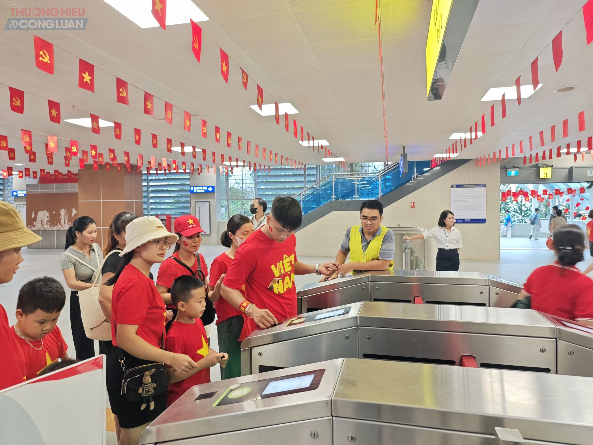 Nhiều gia đình mặc áo đỏ sao vàng, mang theo cờ Tổ quốc, trẻ nhỏ đeo khăn quàng đỏ. Không khí ngày Quốc khánh đã hiện hữu từ trên những chuyến tàu điện.