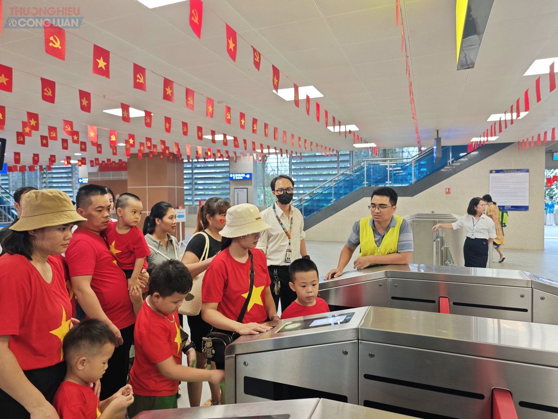 Chị Nguyễn Thị Lan (Hà Đông) chia sẻ: “Tôi đưa cả gia đình đi bằng tàu điện để vừa an toàn, vừa tiện lợi. Không khí hôm nay thật sự hào hứng, đông vui mà vẫn trật tự. Các con tôi rất thích thú vì vừa được đi tàu, vừa tận mắt thấy diễu binh, diễu hành.”