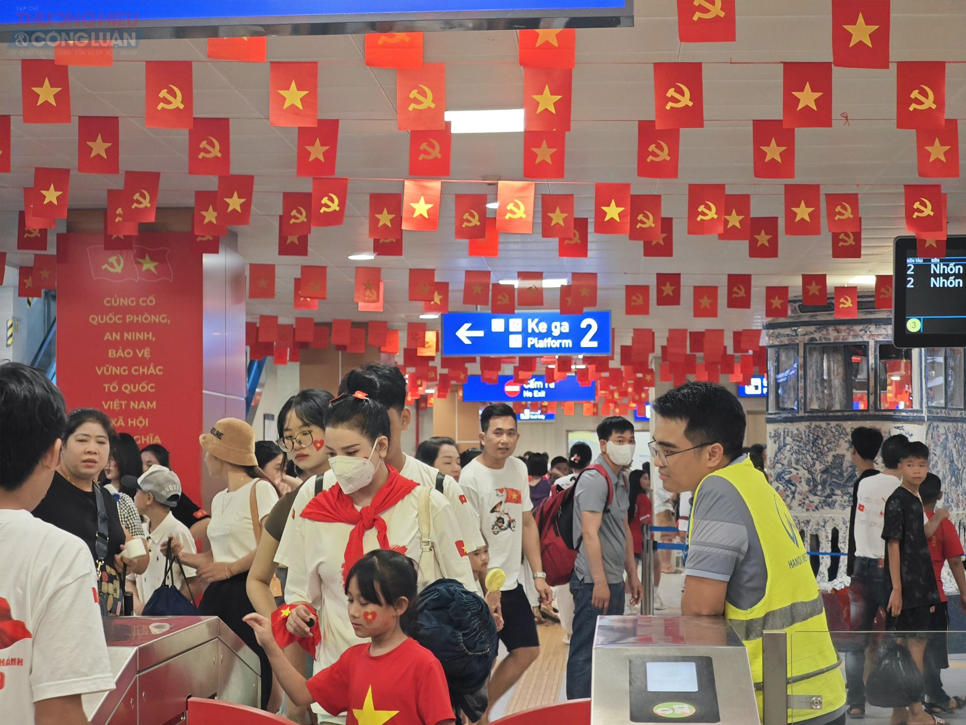 Hà Nội: Người dân chen kín tàu điện xem sơ duyệt Lễ diễu binh, diễu hành kỷ niệm 80 năm Quốc khánh 2/9