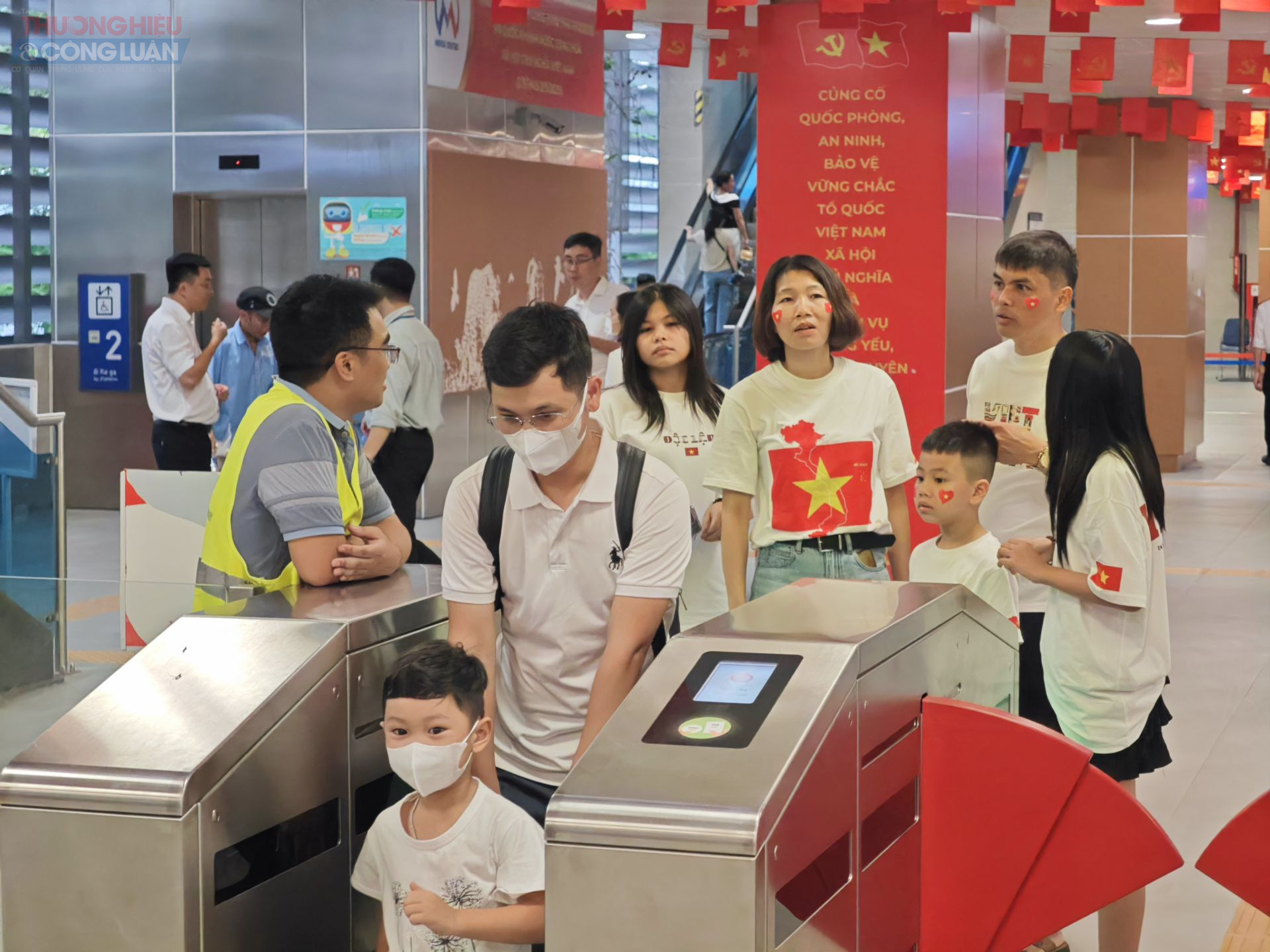 Nhiều gia đình tranh thủ đưa con nhỏ đi trải nghiệm tàu điện và hòa mình vào dòng người hướng về khu vực quảng trường Ba Đình, nơi diễn ra lễ sơ duyệt.