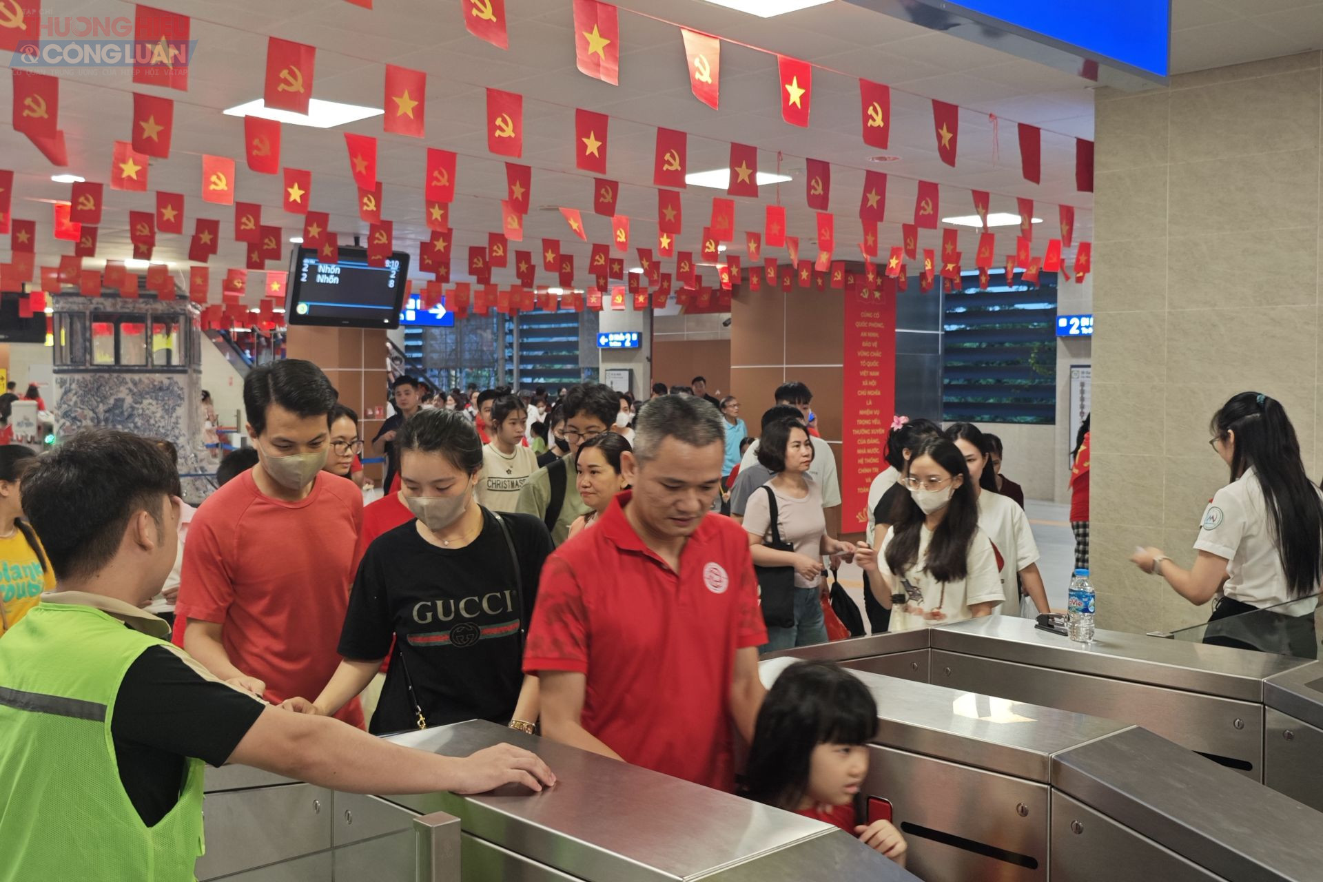 Không khí tại các ga tàu điện nhộn nhịp chẳng khác nào ngày hội. Dòng người nối dài hàng trăm mét chờ mua vé, trong khi các tiểu thương nhanh nhạy bày bán cờ, băng rôn, khiến khu vực trở nên rực rỡ sắc đỏ sao vàng.