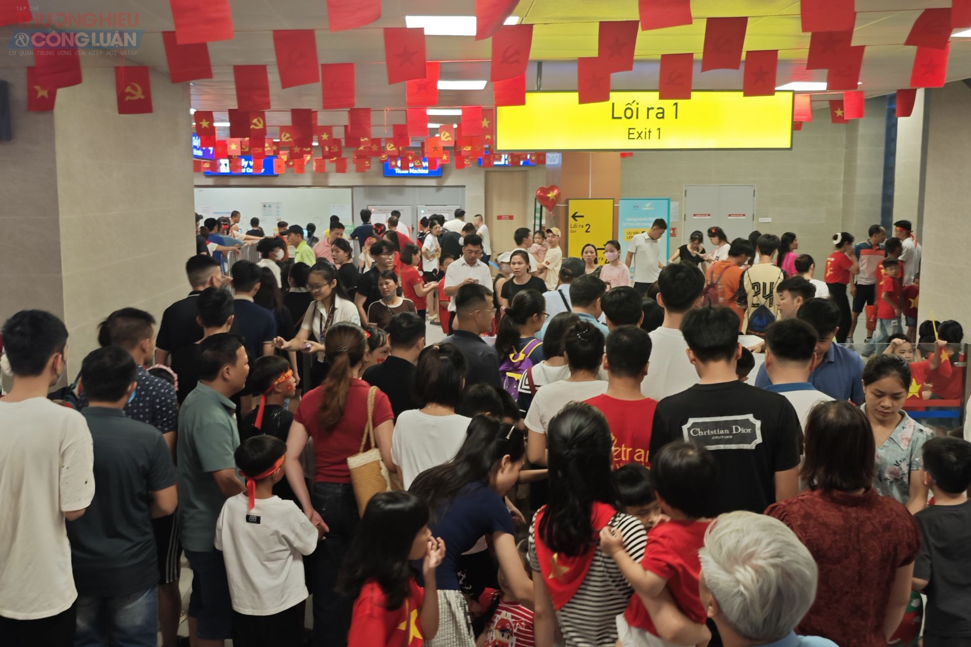 Chiều 27/8, người dân Hà Nội và các vùng lân cận chọn tàu điện trên cao để di chuyển, tránh tắc đường khi đổ về khu vực quảng trường Ba Đình theo dõi buổi hợp luyện diễu binh, diễu hành. Lượng khách đi tàu tăng đột biến, nhiều toa tàu chật kín người.