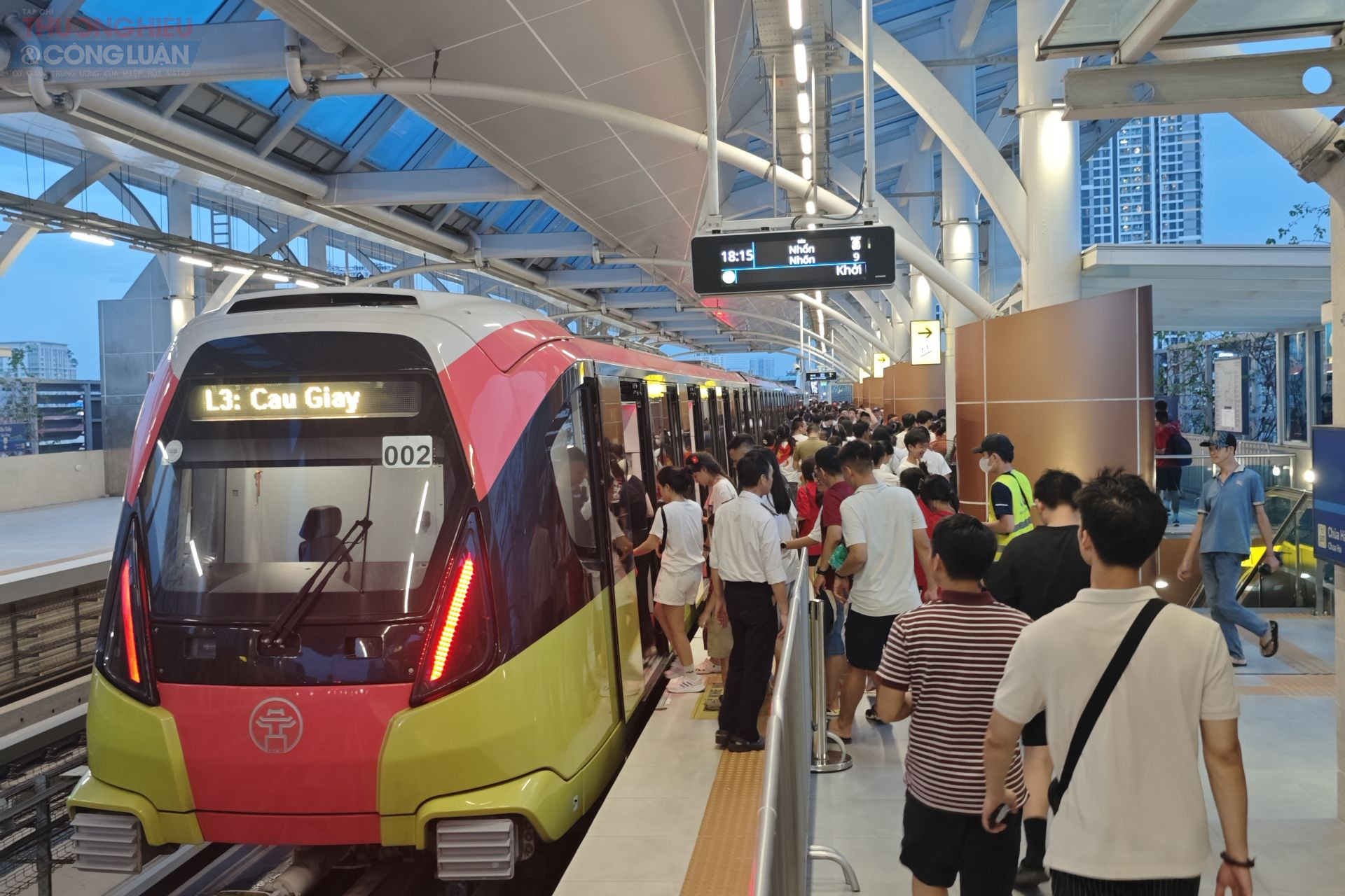 Trước đó, Trung tâm Quản lý và điều hành giao thông TP.Hà Nội vừa phát đi thông báo về việc miễn tiền vé sử dụng phương tiện vận tải hành khách công cộng có trợ giá (xe buýt và đường sắt đô thị) cho nhân dân và du khách trong dịp kỷ niệm 80 năm Quốc khánh 02/9/2025.