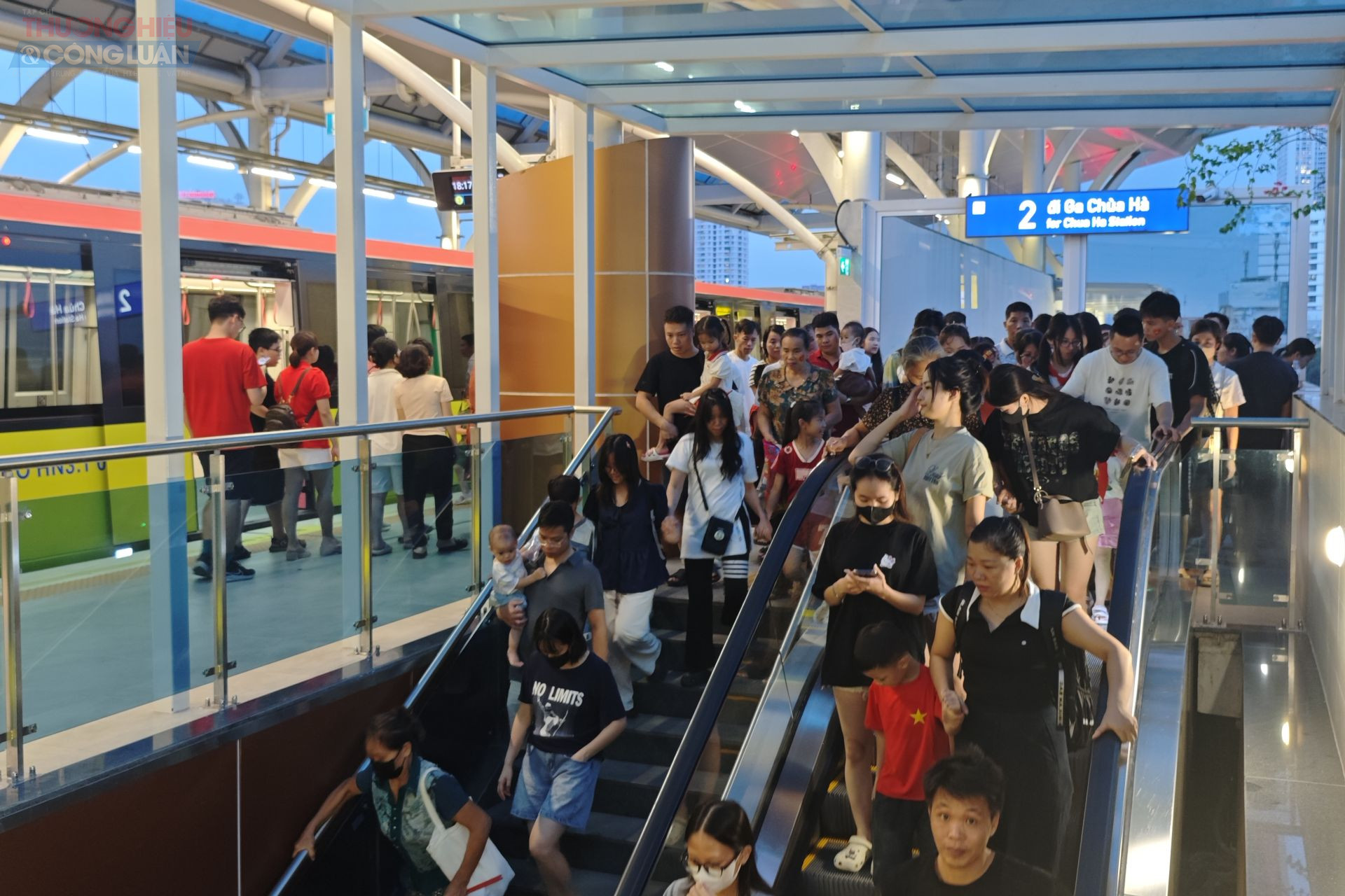 Cụ thể, phạm vi áp dụng: 128 tuyến buýt có trợ giá trên địa bàn Thành phố và 02 tuyến đường sắt đô thị (tuyến đường sắt Cát Linh - Hà Đông, tuyến đường sắt Nhổn - Cầu Giấy). Thời gian áp dụng: Trong 4 ngày, từ 30/8/2025 (Thứ Bảy) đến hết ngày 02/9/2025 (Thứ Ba).