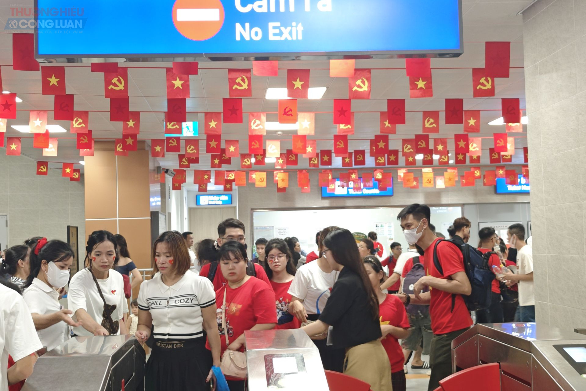 Theo ghi nhận của PV Tạp chí Thương hiệu & Công luận, chiều 27/8, các đoàn tàu đường sắt đô thị Cát Linh – Hà Đông luôn kín đặc người di chuyển hướng về trung tâm thành phố để đến khu vực chờ xem Lễ sơ duyệt diễu binh, diễu hành.