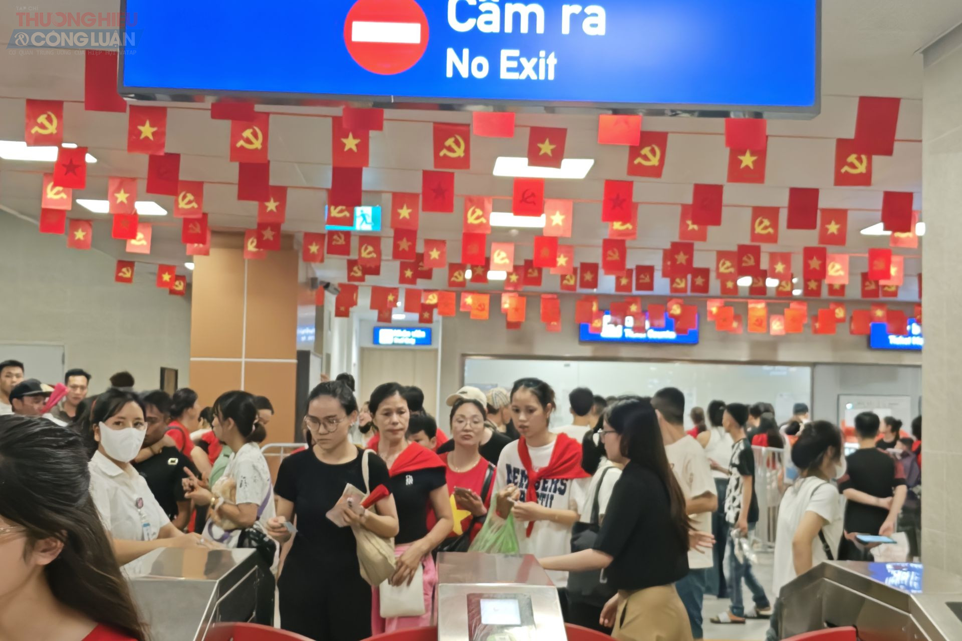 Các khu vực nhà ga đường sắt đô thị cũng rực rỡ cờ đỏ sao vàng, hành khách tranh thủ chụp ảnh lưu giữ những kỷ niệm đẹp bên gia đình.