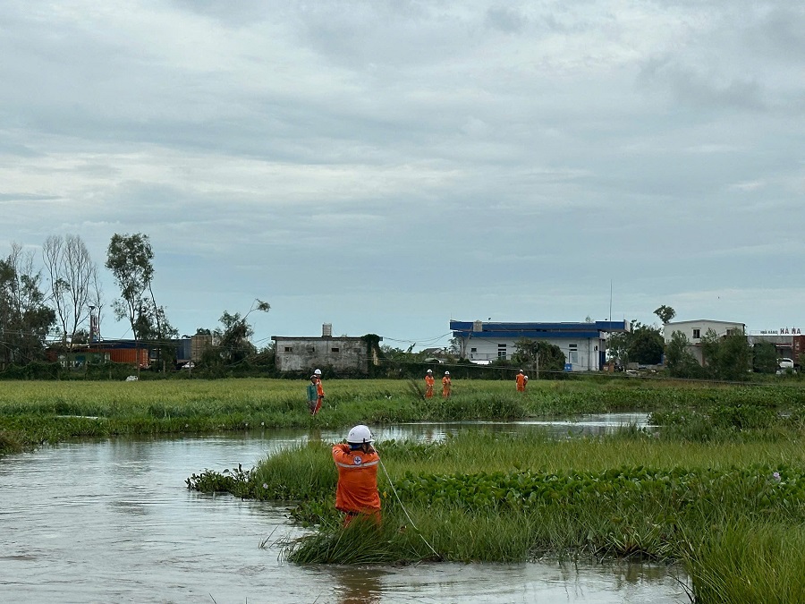 Ngành điện miền Bắc quyết tâm khắc phục sự cố nhanh nhất, hoàn thành khôi phục cấp điện trở lại cho Nhân dân