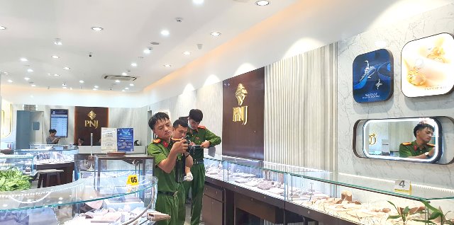 Lực lượng chức năng đang khám nghiệm hiện trường.