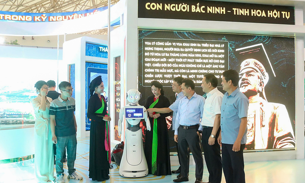 Khu vực trưng bày với mô hình robot thông minh kết hợp trí tuệ nhân tạo cùng hướng dẫn viên chuyên nghiệp. Khu vực trưng bày với mô hình robot thông minh kết hợp trí tuệ nhân tạo cùng hướng dẫn viên chuyên nghiệp.